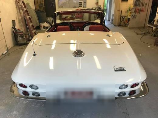 The Sting Ray's tail, bright trim and four round lights